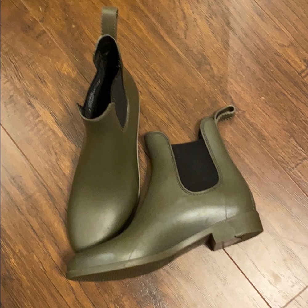 Women’s rain boots